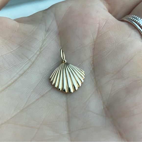 14k solid gold seashell pendant - Picture 2 of 6